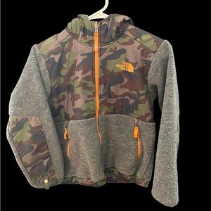 Boys The North Face Gray/ Camo Fleece S 7-8